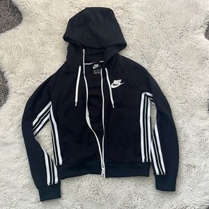 I am selling this nike jacket.